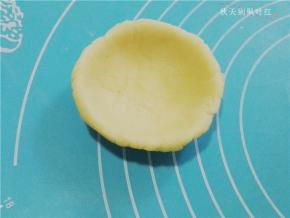 用两手的拇指将挞皮面团捏成挞模的形状。厚薄要均匀，边缘要整齐；