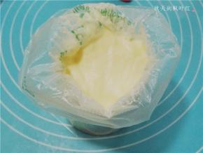 把挞馅装入裱花袋中备用。