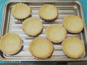 烤箱上下火170度预热好烤箱，中下层，烤20分钟左右，直到挞皮变成浅金黄色即可出炉。