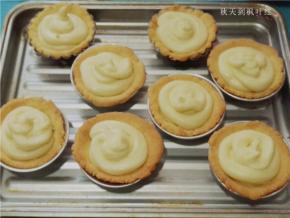 挞皮稍凉，将挞馅挤入烤好的挞皮里，可以挤得高一点儿，让挞馅看上去饱满一些。