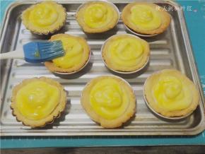 挤好以后，将挞皮连同挞馅一起，放入冰箱冷冻室冷冻2个小时左右，直到挞馅完全冻硬。
取出后，将打散的蛋黄液用毛刷涂抹在冻硬的挞馅表面。