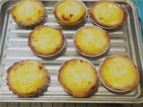 全部涂好以后，放入预热好上下火190℃烤箱，中层，烤10分钟左右，直到挞馅表面成为金黄色，就可以出炉了。