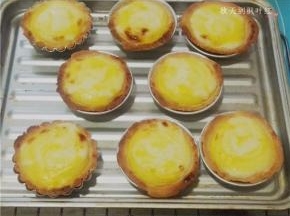 全部涂好以后，放入预热好上下火190℃烤箱，中层，烤10分钟左右，直到挞馅表面成为金黄色，就可以出炉了。