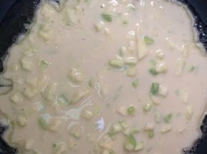 平底锅热油，舀一勺面糊放入锅中，用小火慢煎