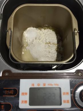 1. 所有材料投进面包机桶内