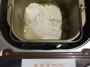 1. 所有材料投进面包机桶内