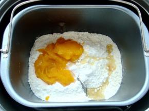 所有配料倒入面包桶里。