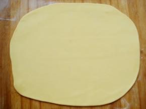 程序结束后，取出面团，擀成薄片。{可撒少许面粉防沾）