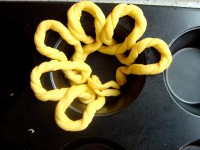 面条相互交叉，均匀的铺在模具里。