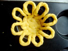 铺好一圈后，用擀面杖的一端，轻轻的压几下底部，每个面条都沾到一起，使底部更牢固。