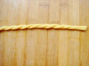 两个螺旋着拧到一起。（一手按着一端，一手搓，顺着劲儿就会拧到一起）