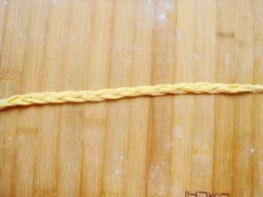 编好后，稍微向两边拉伸几下，就变的细长匀称了。