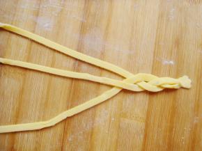 取三条一端捏紧，编成小辫子。