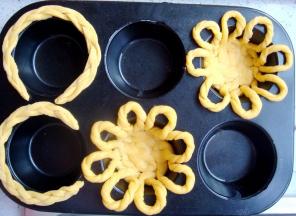 编好的小辫子做花篮的提手，围绕着模具边缘放，这样烤出来的弧度更圆润。