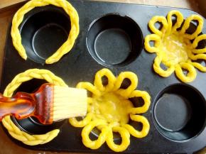 均匀的刷上鸡蛋液，烤箱提前预热，上下火180度，烤20分钟。10分钟后，观察颜色，花篮提手上色可提前拿出来。