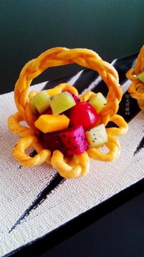 脱模后，卡上花篮提手，装入喜欢的水果即可。