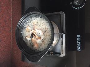 煲沸后转小火继续煲5分钟