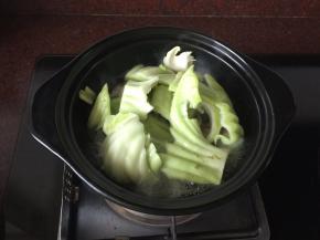然后放入切片的大菜叶干煲沸转小火继续煲5分钟