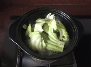 然后放入切片的大菜叶干煲沸转小火继续煲5分钟