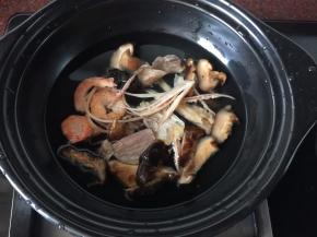 将香菇、鱿鱼须、虾仁洗净后泡发，然后放入砂锅中加入适量清水煲