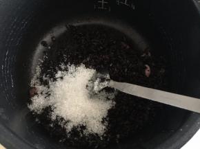 煮好后趁热拌入糖