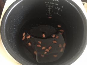 将黑米洗，花生剥壳后放入电饭锅中，加入适量清水
