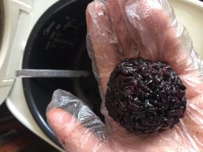 然后手戴上一次性手套把煮好的黑米捏成团子即可