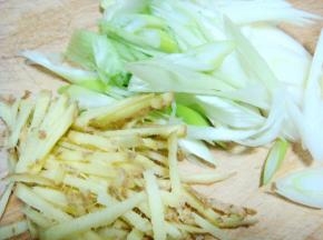 葱姜切丝。
