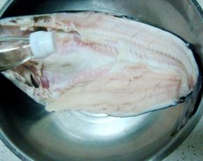 龙利鱼清洗干净，倒入料酒。