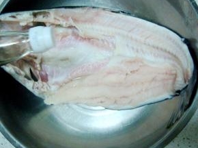 龙利鱼清洗干净，倒入料酒。