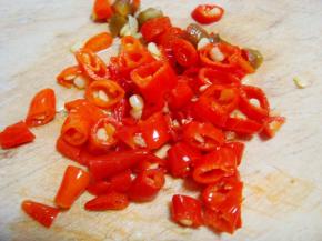 小米椒切小段。（不喜欢辣的可忽略不加）