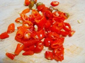 小米椒切小段。（不喜欢辣的可忽略不加）