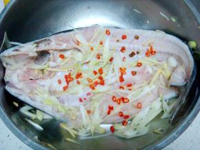 撒上葱姜丝和小米椒。