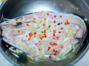 撒上葱姜丝和小米椒。