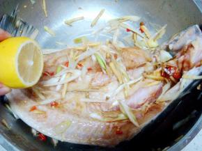 挤点柠檬汁去腥。