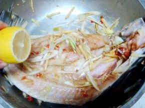 挤点柠檬汁去腥。