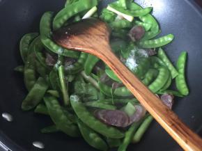 最后加入盐、生抽、香油、蒜叶炒