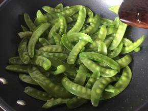 锅里热油后放入荷兰豆炒