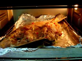 烤箱预热，上下200度，烤25分钟。（根据鱼的大小适当调节时间，我这个鱼比较大烤了25分钟）