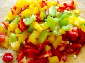 彩椒切碎粒。