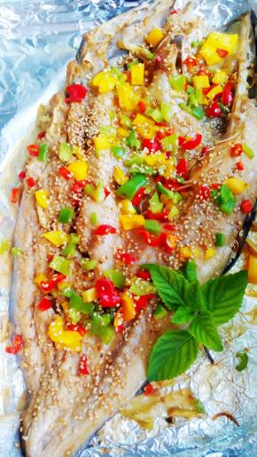 剩余5分钟的时候撒上彩椒粒和熟芝麻，入烤箱继续烤。