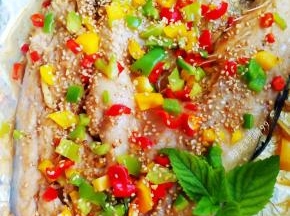 剩余5分钟的时候撒上彩椒粒和熟芝麻，入烤箱继续烤。