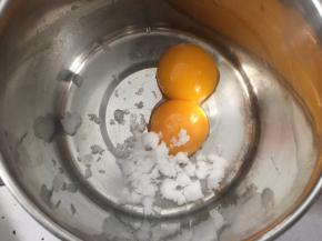 两个鸡蛋黄加入10g绵白糖拌匀