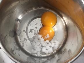 两个鸡蛋黄加入10g绵白糖拌匀