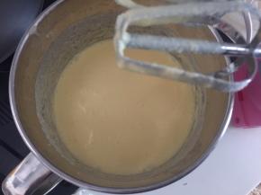 然后加入奶油用打蛋器搅拌均匀