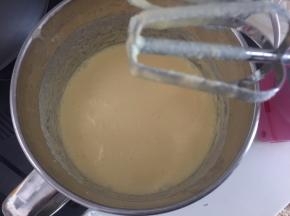 然后加入奶油用打蛋器搅拌均匀