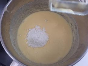 再加入10g低筋面粉用打蛋器搅拌均匀