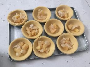将做好的苹果馅放入蛋挞皮中