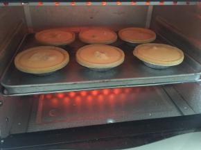 放入烤箱中层180摄氏度烤10分钟（每个人烤箱温度不一样，要依据个人烤箱温度而定哦）