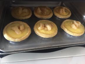 定型后在蛋挞上再添加苹果馅